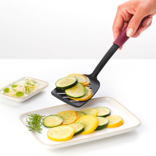 Кухонная лопатка из нейлона с прорезями Tasty+, 29.3 см, черный/фиолетовый (Aubergine Red), серия Кухонные аксессуары и весы, Brabantia
